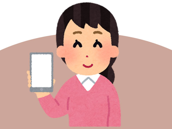 スマホを持つ女性